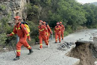 美记：有些意外灰熊是市场上的买家 他们还想继续补强阵容